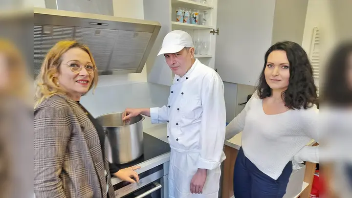 Freuen sich, dass beim Mittagstisch der Diakonie in Warburg wieder gekocht wird: (v. l.) Astrid Schäfers, Timo-Oliver Feldhaus und Laureta Cabra.<br>  (Foto: Diakonie Warburg)