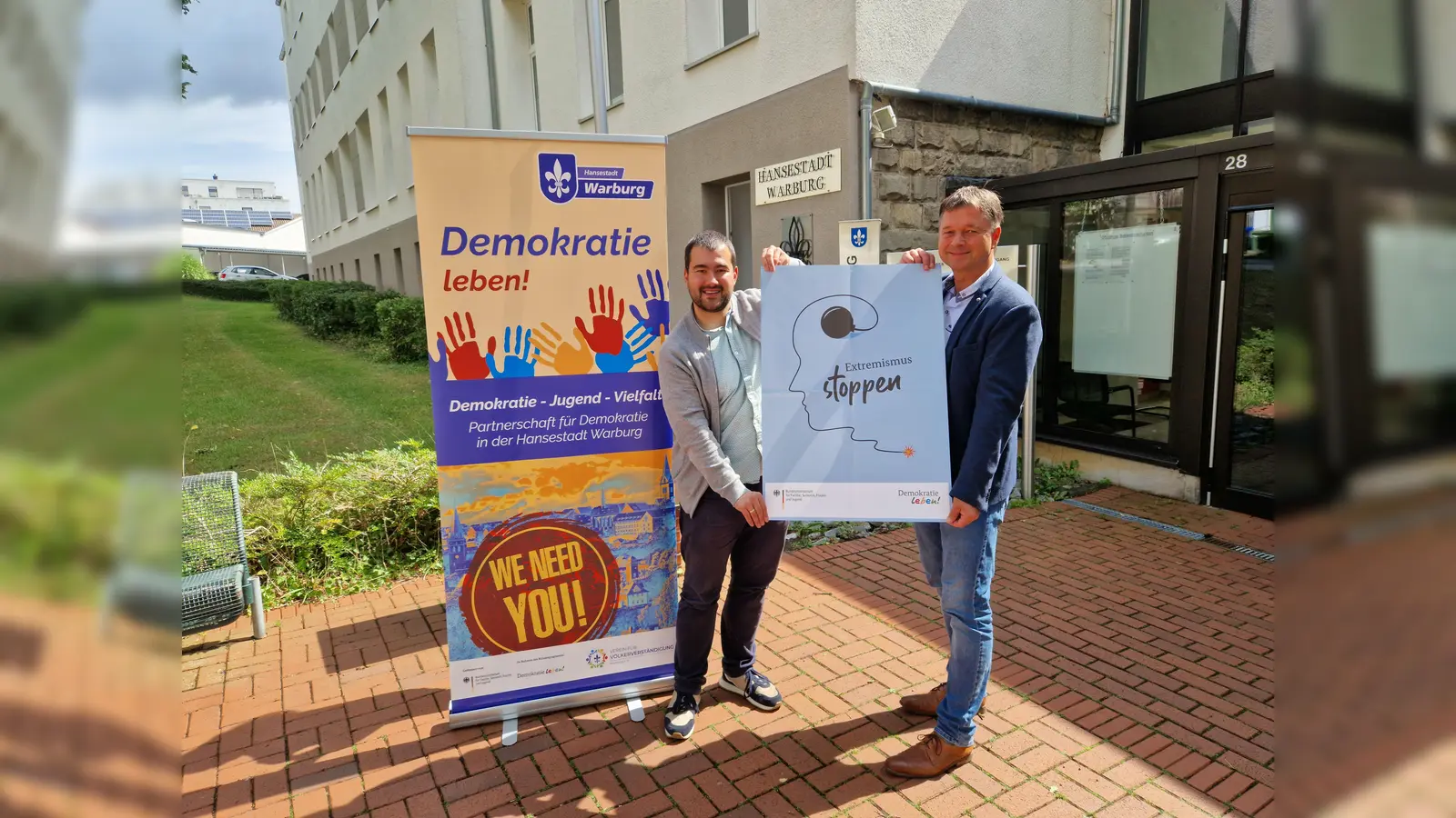 Dr. Alexander Akel (l., Koordinator „Demokratie leben!“) und Olaf Krane (Leitung Fachbereich III, Bildung, Sport und Kultur). (Foto: Hansestadt Warburg)