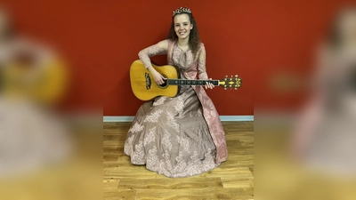 Auch das Dornröschen Alisha hat schon die Gitarre in der Musikschule ausprobiert. (Foto: Musikschule Hofgeismar)
