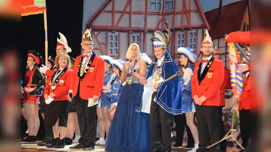 Nicht nur die Wiederkehr des Karneval feierte die Goldene Elf in der Hofgeismarer Stadthalle, sondern auch ihren 75. Geburtstag.  (Foto: Marc Otto)
