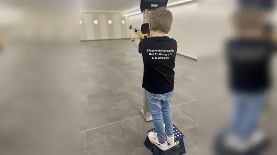 Ben Mathies (6 Jahre), freute sich bereits mit dem Lasergewehr sicher üben zu dürfen.  (Foto: Bürgerschützengilde Bad Driburg)
