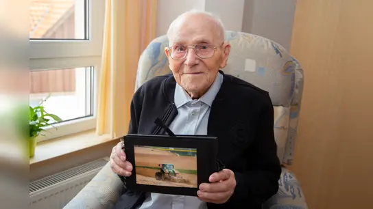 Wilhelm Bröker, Bewohner des St. Antonius Seniorenhauses der KHWE, wird 102 Jahre alt und schafft damit eine neue Erinnerung für sein Fotoalbum.  (Foto: Marc Otto)