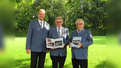 Halten stolz die neue Vereinschronik des Musikvereins Scherfede in Händen: (v.l.) Vorsitzender Stefan Schauf, Wilfried Ploeger und Rudi Grautstück. (Foto: Musikverein Scherfede)
