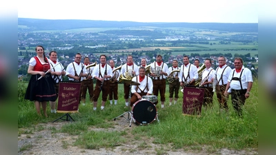 Die Stahler Feldberg-Musikanten spielen auf. (Foto: Stahler Feldberg-Musikanten)