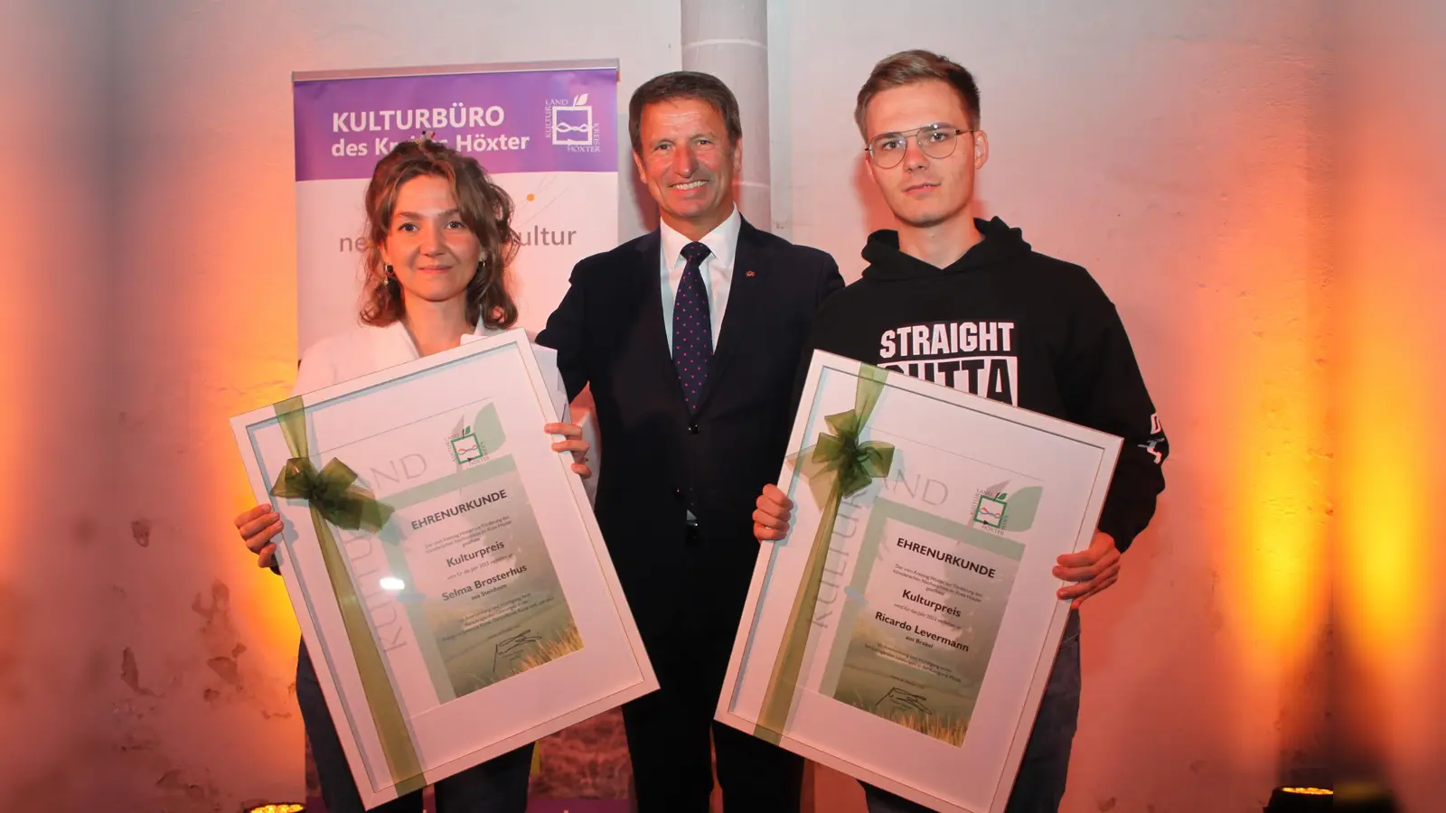 Ehrung der Kulturpreisträger: Landrat Michael Stickeln hat Selma Brosterhus und Ricardo Levermann in der Marienkirche ausgezeichnet (Foto: Kreis Höxter)