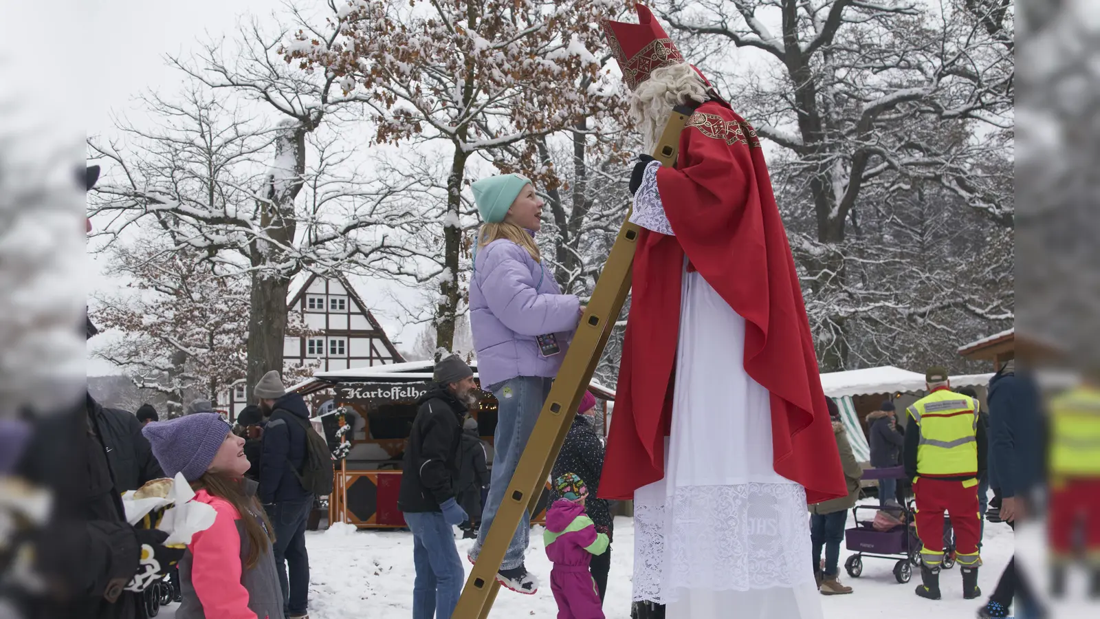 Der Stelzen-Nikolaus war in den Tierpark gekommen und nahm die Wünsche der Kinder entgegen. (Foto: Stefan Bönning)