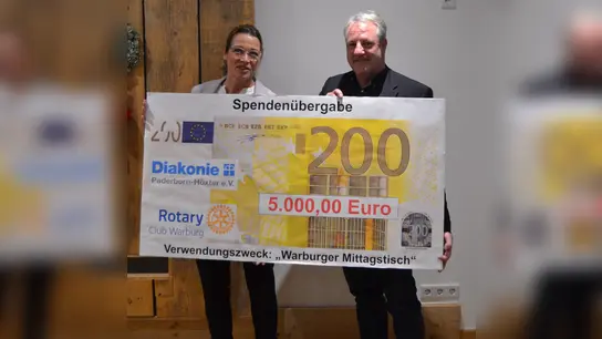 Diakonie-Leiterin Astrid Schäfers erhält von Clubpräsident Dirk Duurland den symbolischen Spendenscheck.  (Foto: Rotary Club)