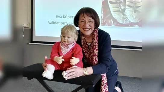 Eva Küpers mit „Leonie“, die Gefühlswelten desorientierter Menschen öffnen kann. (Foto: Silvia Kieven)