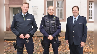 In Beverungen wurde Sascha Mantel (Mitte) von Polizeidirektor Christian Brenski (rechts) und dem Wachleiter aus Höxter, Sebastian Müller, begrüßt.  (Foto: Polizei)