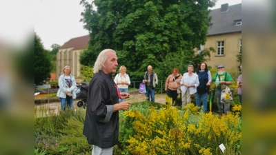 Viele kennen ihn von seinen Besuchen am Kloster Dalheim: Bruder Gerhard Seidler aus Ebenweiler bietet insgesamt acht Führungen im Apothekergarten der Landesgartenschau Höxter an. (Foto: LGS Höxter/Sabine Mirbach)