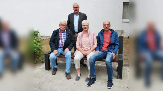 Heinrich Ernst, Gisela Buthe und Karl Heinz-Figge, Bürgermeister Norbert Hofnagel (stehend).  (Foto: privat)