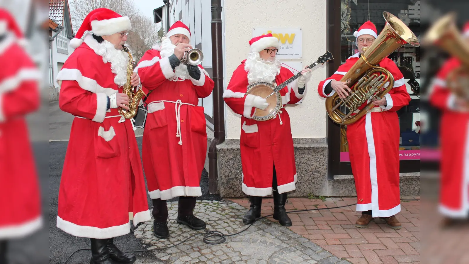 Die Nikoläuse von „Salzsieder“ erfreuten die Besucher mit jazzigen Weihnachtsliedern. (Foto: Inge Seidenstücker)