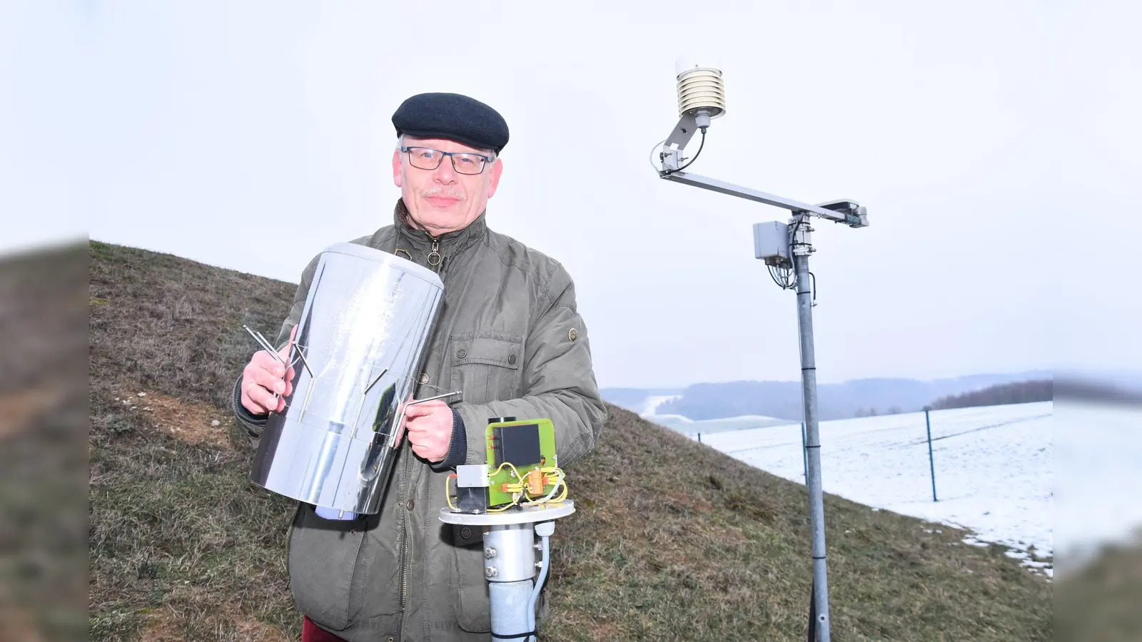 Wetterfrosch Hermann-Josef Sander bei der Inspektion des Niederschlagsmessers an der Wetterstation in Drenke. (Foto: Foto: Vössing)