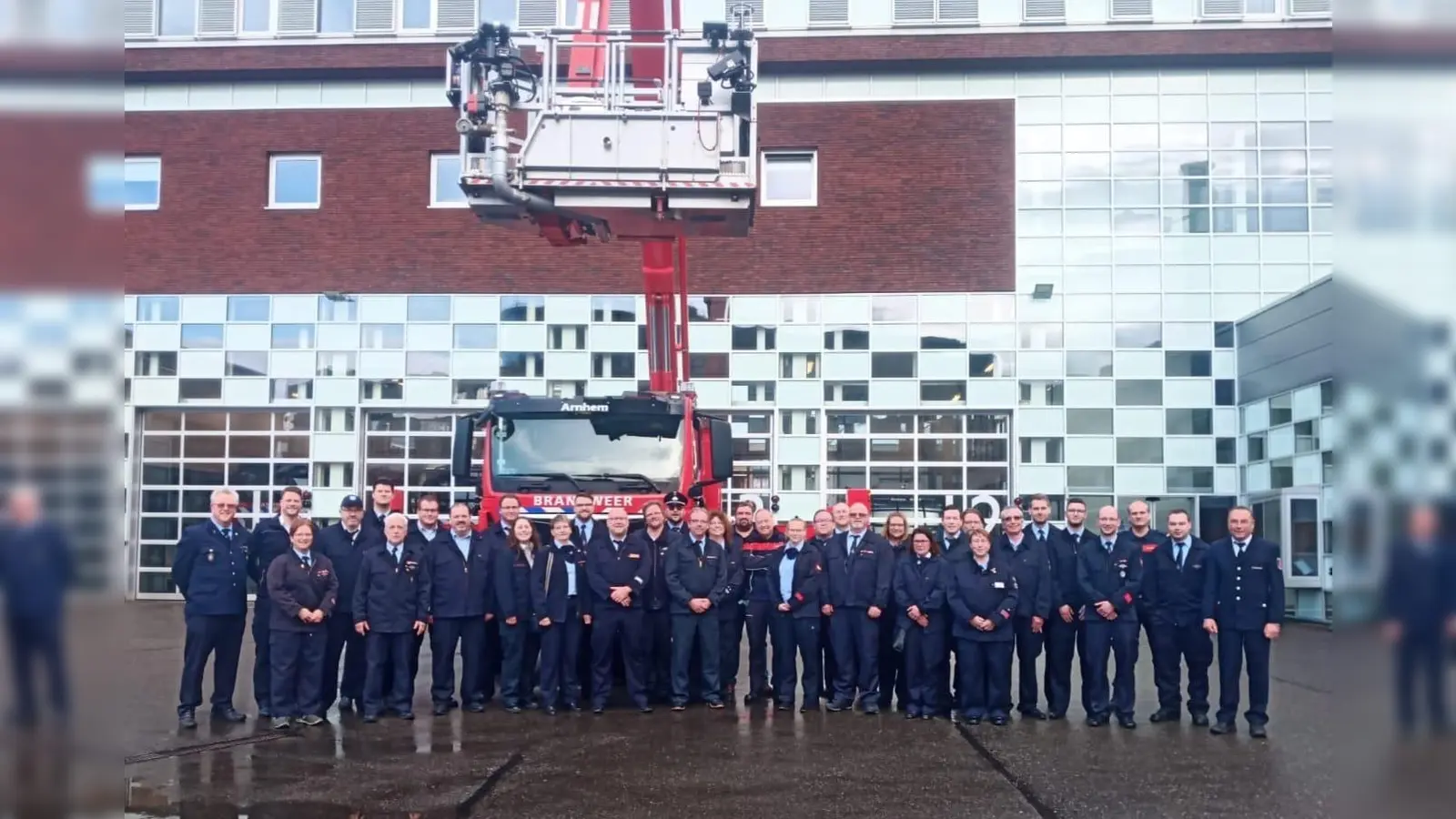 Die Teilnehmerinnen und Teilnehmer beim Besuch der Brandweer Gelderland-Midden in den Niederlanden. (Foto: privat)